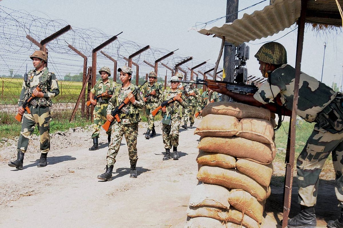 PTI : BSF personnel maintaining vigil along International Border |